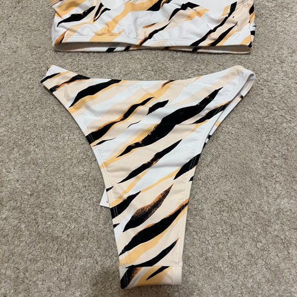 Cupshe x Stassie Two Piece Swimsuit Size Small Marble Print White Black Yellow - Picture 6 of 9